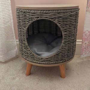 Woven cat igloo